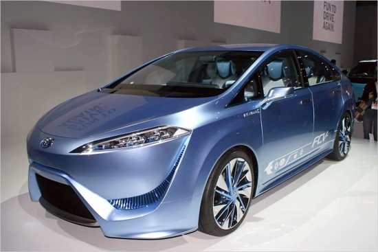 Toyota FCV-R ir ūdeņraža šūnu dzinējs, kas nodrošina 700 km distanci. FCV-R koncepts ir pirmā pakāpe uz sērijveida modeli, ko Toyota sola laist klajā 2015.gadā.