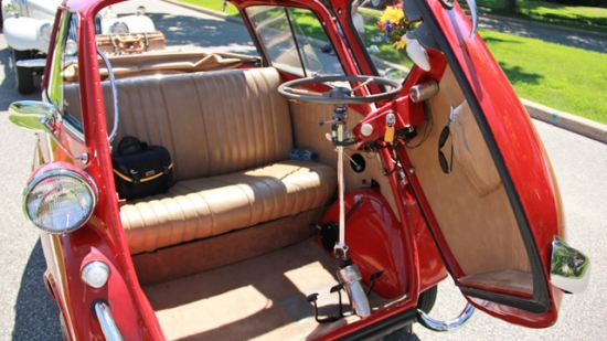 Priekšējās durvis. Tiek izmantotas īpaši kompaktu automobiļu ražošanā. Labākais piemērs – piecdesmitajos gados ražotais BMW Isetta.

