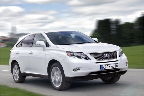 Lexus RX450h. Lexus hibrīda krosoveram RX450h iebūvēts 3,5 litru V6 ar 249 ZS un divi elektromotori, kas atbild katrs par savu asi. Priekšā atrodas 123 kilovatu (167 ZS), bet aizmugurē 50 kilovatu (68 ZS) e-motors, kas 2,1 tonnu smagajam krosoveram vajadzības gadījumā nodod 299 ZS kopējo jaudu. Ražotāja dati liecina, ka 59 950 eiro vērtais krosovers uz 100 km patērē vidēji 6,3 litrus degvielas.

