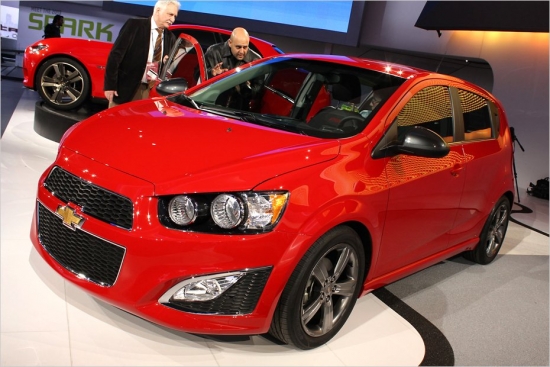 Chevrolet Sonic RS. Eiropā Chevrolet mazulis pazīstams kā Aveo, savā dzimtenē – kā Sonic. Detroitas izstādē tiek prezentēts Sonic saimes topmodelis RS, kam piešķirts 1,4 litru 140 ZS turbo benzīnnieks, ko varēs diriģēt ar sešu pakāpju mehāniskās vai automātiskās kārbas palīdzību.

