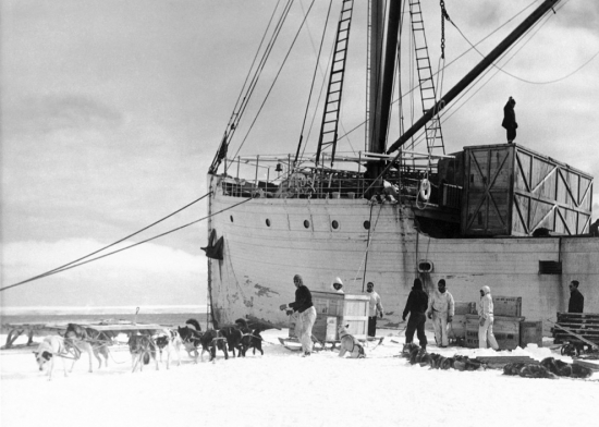 1940.gada 16.marts. Ekspedīcijas dalībnieki noceļ no North Star klāja ragavas ar pārtiku un aprīkojumu. Tobrīd Snow Cruiser jau bija atzīts par nederīgu Antarktīdas sniega plašumiem un tika izmantots kā stacionārais objekts.