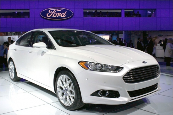 Ford Fusion/Mondeo. Detroitā skatāmais vidējās klases pārstāvis ASV startēs kā Fusion, bet Eiropā kā Mondeo. Pievērsiet uzmanību radiatora režģim – vai tā būtu nostaļģija pēc savulaik Ford piederošā Aston Martin? ASV tirgū Ford Fusion tiks piedāvāts ar 1,6 litru 180 ZS, 2,5 litru 170 ZS vai 2 litru turbo 240 ZS motoru. Neskaitot benzīna versijas, pircēji varēs izvēlēties arī Fusion hibrīda modifikāciju un hibrīdu ar Plug-in tehnoloģiju, kas akumulatoru baterijas ļaus uzlādēt pie parastā mājas elektrotīkla. Eiropā to gaidām 2013.gadā, tostarp ar dīzeļdzinējiem un arī kā universālu.