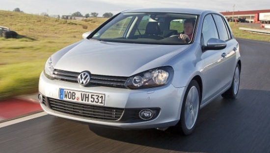 -VW Golf VI TDI. Populārais kompaktklases līderis šobrīd dzīvo savā sestajā paaudzē. Rijīgie un daudz degvielu patērējošie VW dzinēji jau sen ir pagātne, bet vietā stājušies spēcīgi un videi draudzīgi turboagregāti. Golf VI TDI degvielas bākā ietilpst 55 litri, par kuriem pie kases lodziņa prasīs 73,09 eiro. 
