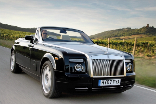 
Rolls-Royce Phantom Drophead Coupe
V12- benzīna motors
6.749 ccm
460 ZS
Sešpakāpju automātiskā kārba
Aizmugurējo riteņu piedziņa
Vidējais degvielas patēriņš:16,5 litri/100 km
Paātrinājums 0-100 km/h: 5,8 sekundes
Maksimālais ātrums: 240 km/h
459.697 eiro