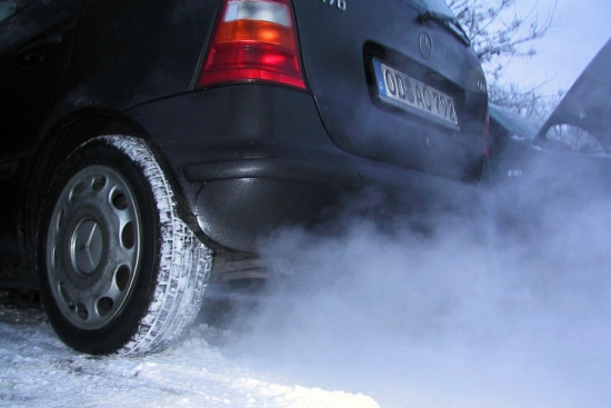 5.vieta – motora sildīšana – 41% aptaujāto ir pret nevajadzīgu vides piesārņošanu un trokšņa taisīšanu pat tad, ja motors tiek darbināts notīrot stiklus no sniega un ledus. Starp citu, šādas darbības neatbalsta arī likums un neapzinīgo autovadītāju var sodīt ar 10 eiro naudas sodu. 
