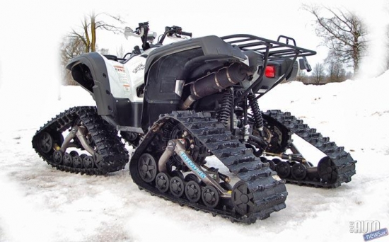 „Yamaha Grizzly 700 FI Special Edition”, kurš aprīkots ar kāpurķēdēm.

