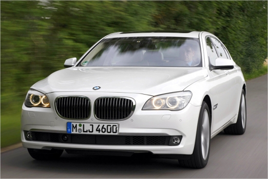 BMW 760i
V12-Biturbo- benzīna motors
5.972 ccm
544 ZS
Astoņu pakāpju automātiskā kārba
Aizmugurējo riteņu piedziņa
Vidējais degvielas patēriņš:12,9 litri/100 km
Paātrinājums 0-100 km/h: 4,6 sekundes
Maksimālais ātrums: 250 km/h
135.800 eiro
