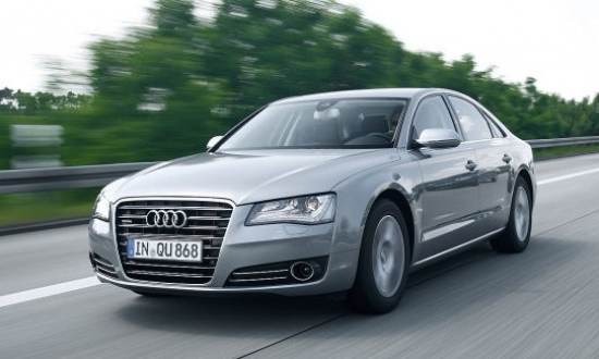 -Audi A8 4,2 FSI. Nevienam nav noslēpums, ka, jo lielāks auto, jo vairāk no maciņa tas prasa. Audi A8 4,2 FSI īpašniekam par 90 litriem superbenzīna nāksies šķirties no 138,51 eiro.
