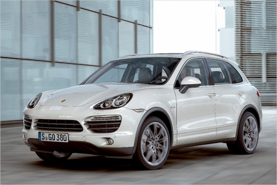 Porsche Cayenne S Hybrid. Porsche aprīkojis Cayenne ar 333 ZS sešcilindru benzīna dzinēju un elektromotoru, kas producē kopējo jaudu 380 ZS. No vietas līdz 100 km/h hibrīda krosovers paātrinās 6,9 sekundēs, bet automašīnas degvielas patēriņš ir 8,2 l/100 km. Parastā Porsche Cayenne maksā no 74 828 eiro, bet par krosovera zaļo modeli nāksies izlikt vismaz 81 016 eiro.

