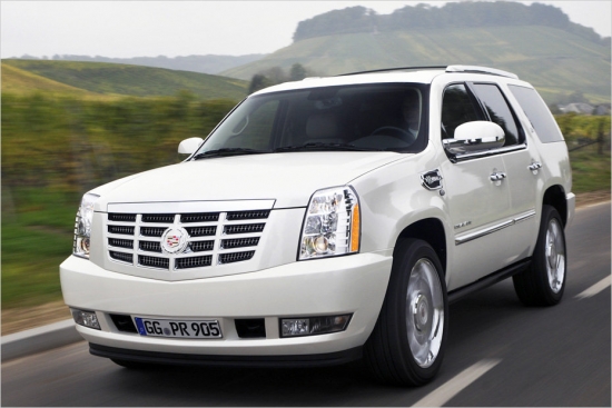 Cadillac Escalade 6.0 V8 Hybrid Sport Luxury. Zaļi domā arī Cadillac, tādēļ milzīgais džips Escalade aprīkots ar 6 litru V8 un elektromotoru, kas tā apetīti samazina līdz 11,1 l/100 km. 347 ZS kopējā jauda nodrošina paātrinājumu no 0 līdz 100 km/h 8,4 sekundēs, bet maksimālais ātrums būs 170 km/h. Cadillac Escalade hibrīda modifikācija maksā 83 490 eiro, bet tā benzīna brālis ar 6,2 litru 407 ZS jaudīgu V8 motoru – 75 990 eiro.

