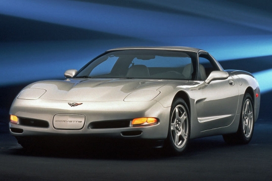 1997.gadā GM laida klajā Corvette C5. Zem motora pārsega tai darbojās 6,2 litru V8 Small-Block, kas attīstīja 344 ZS. Sportkāra veiktspēja bija pietiekama, lai arī Eiropā iemantotu daudzus piekritējus