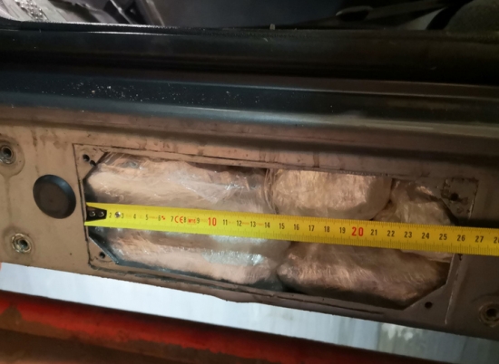Padziļinātas  pārbaudes laikā lietuviešu muitnieki uzgāja „BMW” X6 sliekšņos paslēpto narkotiku kontrabandu-  3.7 kg kokaīna un 25 kg marihuānas.  