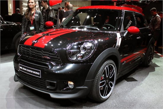 Mini Countryman John Cooper Works. Mini uz Ženēvu atvedis Mini Countryman John Cooper Works (JCW), kura 1,6 litru 218 ZS (280 Nm) motors to ieceļ Mini saimes jaudīgākā modeļa kārtā. Tandēmā ar dzinēju strādā sešu pakāpju manuālā vai automātiskā transmisija. No vietas līdz 100 km/h JCW paātrinās 7 sekundēs, bet maksimālais ātrums sasniedz 223 km/h (225 km/h automāts).
