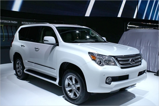 Lexus GX460. Lexus ražojums tehniskā ziņā ir cieši saistīts ar mātesuzņēmuma Toyota apvidnieku Land Cruiser. Zem greznākā un prestižākā Lexus motora pārsega atrodas 4,6 litru V8 ar 300 ZS jaudu.