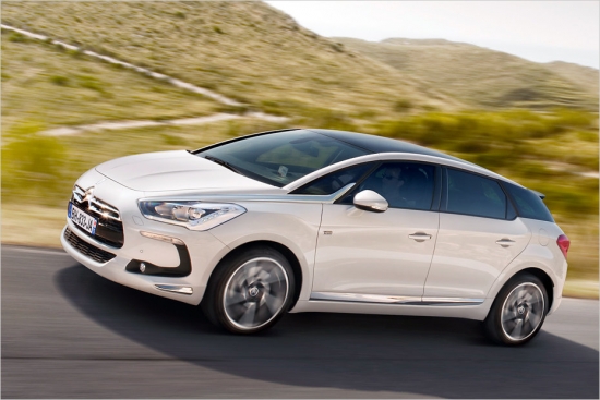 Citroen DS5 HYbrid4. Citroen var lepoties, ka ir pirmais ražotājs, kas hibrīdkompleksā apvienojis dīzeļdzinēju un elektromotoru. Franču ražotāja gadījumā tas ir 163 ZS divlitru agregāts, kas sadarbojas ar 27 kilovatu elektromotoru. Kopējā jauda – 200 ZS, degvielas patēriņš - 3,8 litri un cena – 40 240 eiro.


