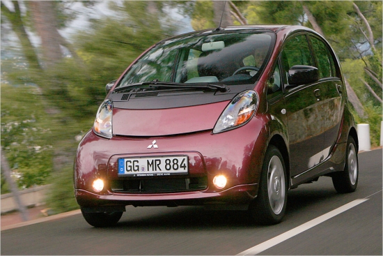 Mitsubishi i-MiEV ir viens no trim vienādas uzbūves spēkratiem, kas kalpo par pamatu arī Peugeot iOn un Citroen C-Zero. Zaļā rūķa dzinējspēks ir 49 kilovatu (67 ZS) elektromotors un akumulatori, kas ļauj nobraukt līdz pat 150 km. Cena – 34 990 eiro.

