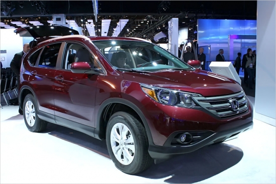 Honda CR-V. ASV Honda kompaktā krosovera tirdzniecība tika uzsākta pērnā gada pēdējās dienās, bet Eiropai būs jāpagaida līdz rudenim. Iepriekšējās paaudzes dizaina līnijas pamatā saglabātas, tomēr var redzēt, ka jaunais kļuvis nedaudz sportiskāks.