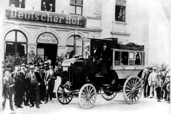 Pasta piegādes transporta vēsture gan sākās krietni senāk – 1898.gadā ar Daimler- Omnibus konstruēto motorizēto karieti, kas uzsāka reisu maršrutā Bad Mergentheima- Kuncelzava. Motorizētās karietes dzinējspēks bija 2,2 litru 10 ZS motors, kas spēja attīstīt 20 km/h ātrumu.