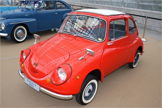 Subaru 360 (1956)
Subaru kompānijas pirmais modelis, kas iemantoja masu produkcijas statusu. Līdzīgi kā aizmugurējās piedziņa leģendām Fiat 500 un Volkswagen Kafer, arī Subaru 360 motors bija iebūvēts aizmugurē. Nosaukums „360” apzīmēja darba tilpumu kubikcentimetros. Subaru 360 rīcībā bija vien 25 ZS, taču arī spēkrata svars bija tikai 385 kg, tādēļ 90 km/h nebija problēma.