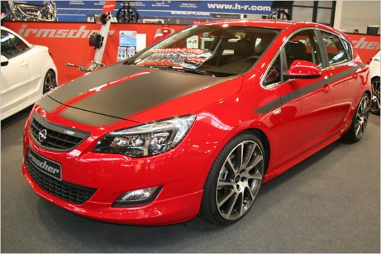 Irmscher Opel Astra i1600. Irmscher piedāvā jaunās Astra pārbūvi: aerodinamikas paketē modernizēti sliekšņi un priekšējais buferis, jumta spoileris, 20 collu diski, glītāka radiatora reste. Automobiļa jauda palielināta līdz 200 ZS.