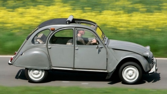 -Citroen 2CV. Kad jumta mīkstais segums atritināts, nekas netraucē baudīt sauli un vēju. Arī „pīles” boksermotors šķēršļus neliks – tas nav sevišķi kārs pēc degvielas, bet 25 litru bākas uzpildīšanai pietiks ar 38,47 eiro.