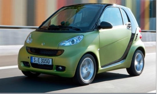 -Smart ForTwo – 1998.gadā Smart laida klajā modeli, kas parādīja, kādam jābūt īstam pilsētas auto. Šobrīd pie pircējiem nonākusi otrā mikroauto paaudze ar sevišķi taupīgiem motoriem, piemēram, trīscilindru dīzelim 100 km veikšanai pietiek ar 3,4 litriem. Smart 33 litru bāku var piepildīt par 43,86 litriem.
