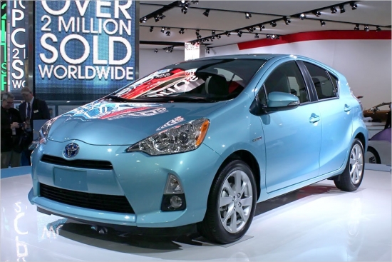 Toyota Prius C. Četrus metrus garais piecvietīgais Toyota hibrīds aprīkots ar hibrīdiekārtu, kas sastāv no 1,5 litru 74 ZS benzīna motora un elektromotora ar 61 ZS jaudu. Automašīnas niķeļa metālhidrīda baterija ļauj nelielu atstatumu (1,6 km) veikt elektriskā režīmā, savukārt ar vienu litru degvielas Prius C spēs nobraukt aptuveni 35 km. Eiropā Prius C netiks tirgots, tā vietā Toyota piedāvās nedaudz kompaktāko Yaris Hybrid.