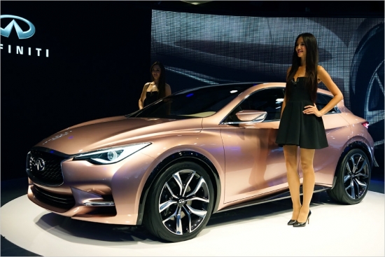 Infiniti Q30 Concept.
Ražotājs nedalās ar tehniskajiem datiem, vien uzsver, ka koncepts rāda to, kāds nākotnē izskatīsies Nissan luksusa zīmola kompaktās klases modelis, kas paredzēts galvenokārt labi pelnošiem jaunākā gadagājuma pircējiem. 