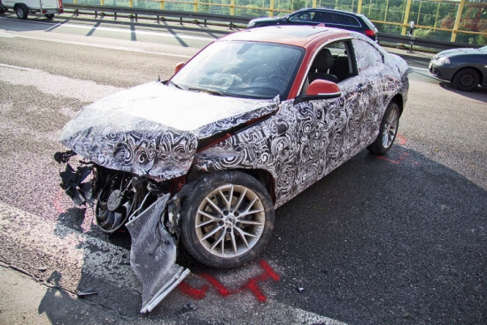 Vēl nav tirgū un jau pagalam: jūnijā BMW testpilots, izmēģinot 2.sērijas prototipu uz ātrgaitas šosejas zaudēja kontroli pār spēkratu, saslīdēja un ietriecās joslas atdalošajā barjerā, sabojājot drošības konstrukciju 50 metru garumā. Automašīna apstājās tikai pēc 150 metriem, kā redzams, pilnībā iznīcināta, bet vadītājs guva vieglus ievainojumus.