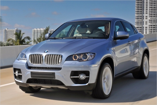 BMW ActiveHybrid X6. Bavāriešu hibrīdu saimē ir arī lielais krosovers BMW ActiveHybrid X6. tas veidots uz modeļa xDrive 50i bāzes un aprīkots ar 4,4 l V8 (407 ZS) un 57 kilovatu e-motoru. 485 ZS kopējā jauda nodrošina 2,5 tonnas smagās automašīnas paātrinājumu no vietas līdz simtam 5,6 sekundēs, savukārt degvielas patēriņš ir 9,9 litri. Zaļais krosvers maksā 102 900 eiro, lai gan parasto xDrive 50i var iegūt jau par 76 800 eiro.


