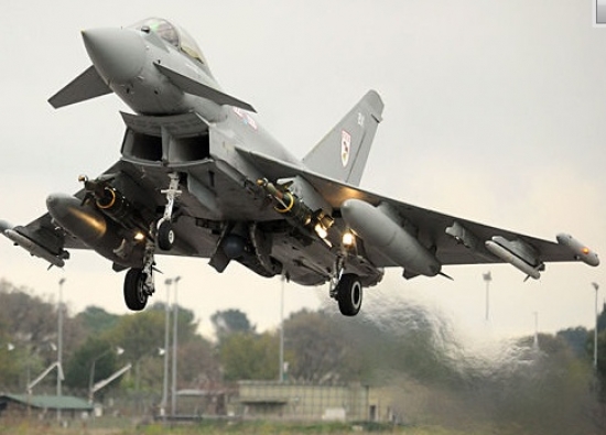 -Eurofighter Typhoon kaujas lidmašīnu izmanto Vācija, Lielbritānija, Francija un Itālija. 6215 litri tvertnes uzpildīšana ar Jet A1 degvielu no aizsardzības budžeta ik reizi prasīs 3418,25 eiro.