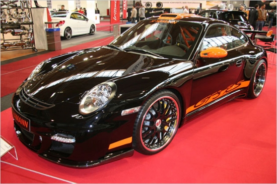 Hamann modernizējis Porsche 911 GTR3 RS. Automobilim jauns buferis, sliekšņi, divdaļīgs karbona spoileris, melni 20 collu diski u.tt