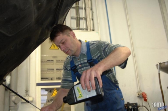 „SX6000” ir jālej tikai pilnīgi aukstā dzinējā. Atstājām auto nakšņot servisā, lai no rīta pilnīgi aukstā dzinējā ielietu vienu litru „SX6000” un pielietu dzinēja eļļu līdz vajadzīgajam līmenim.