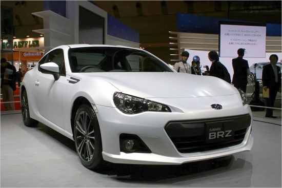 Subaru BRZ tapis uz vienas platformas ar Toyota GT 86 un tehniskā ziņā abi sportiskie spēkrati ir līdzīgi – abiem ir divlitru boksermotors, ko izstrādājuši Subaru inženieri un aizmugurējo riteņu piedziņa, ko radījusi Toyota. 4,20 m garais Subaru BRZ Eiropas tirgū kļūs pieejams pavasarī.