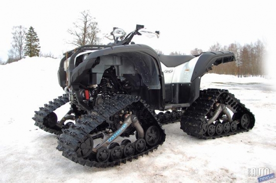 „Yamaha Grizzly 700 FI Special Edition”, kurš aprīkots ar kāpurķēdēm.

