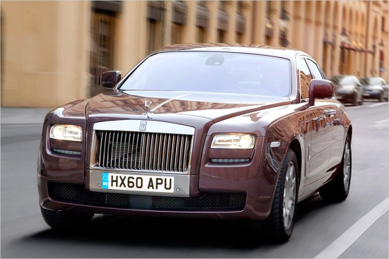 Rolls-Royce Ghost
V12-Biturbo- benzīna motors
6.592 ccm
570 ZS
Astoņu pakāpju automātiskā kārba
Aizmugurējo riteņu piedziņa
Vidējais degvielas patēriņš:13,6 litri/100 km
Paātrinājums 0-100 km/h: 4,9 sekundes
Maksimālais ātrums: 250 km/h
253.470 eiro