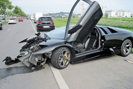 Daudz labāk nav gājis kādam Lamborghini dīlerim Vācijā, kas klientam vēlējies aizgādāt 100 000 eiro vērto Murcielago – tikai dažus desmitus metru pēc izbraukšanas no pagalma, 600 ZS jaudīgais automobilis paskrēja zem kravas automašīnas – neveiksmīgais stūrētājs esot ieslēdzis nepareizā „robā.”