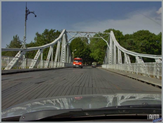 2002.gads 22.augusts. AutoInfo dodas iepazīt Karostu. Tilts pār Tosmāres kanālu ir ievērojami sarūsējis, bet no dēļu seguma lien ārā naglas. Vai šis tilts sagaidīs savu simtgadi? 