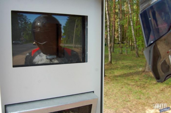 Ups. Viņš sāk bildēt tos, kuri brauc...