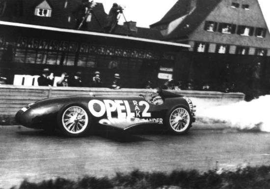 Frics fon Opels ar RAK2 Berlīnes Avus trasē sasniedz 238 km/h, 1928.gads