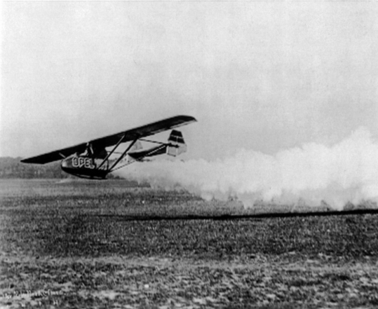 1929.gads, Opel tiecas debesīs - Frics fon Opels paceļas gaisā no kādas augstceltnes Frankfurtē, padarot to par pirmo publisko cilvēka lidojumu raķetē, tiesa gan, īsu.