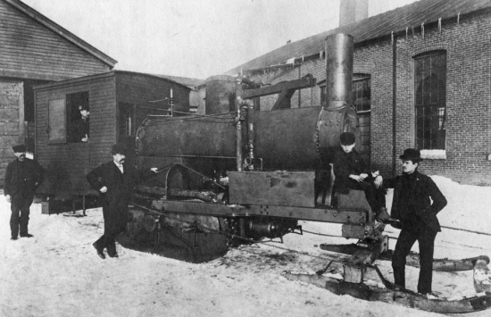 Lai gan pirmais funkcionējošais kāpurķēžu tvaika traktora prototips tapa jau 1869.gadā, praktiskai izmantošanai gatavu eksemplāru izdevās uzbūvēt vien 1900.gadā 