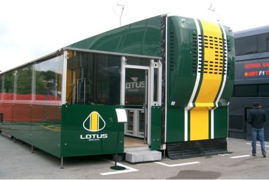 Lotus ar māju meklēšanu neveicas – jaunā divstāvīgā mītne būs gatava tikai Valensijā.