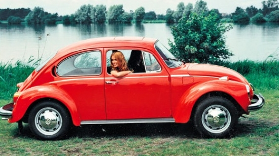 VW Kafer. Ne sevišķi taupīgs, toties tāpat kā Citroen „pīle” – īsts kulta auto. 42 litru tvertnes pieliešanai līdz augšai vajag 64,64 eiro.