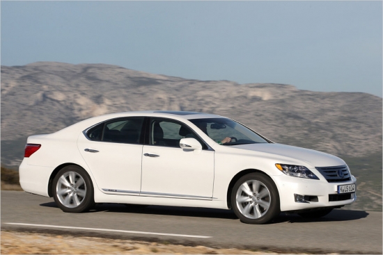 Lexus GS 450h. Lexus piedāvājumā ir arī lielāks hibrīds – modelis GS450h, kas startē vidējā klasē. Piedziņai izmantota kombinācija, kas sastāv no 3,5 litru V6 (296 ZS) un elektromotora ar kopējo jaudu 345 ZS. Lexus GS450h var sasniegt 240 km/h maksimālo ātrumu, bet no vietas līdz 100 km/h tas ieskrienas 5,9 sekundēs. Cenu piedāvājums sākas no 60 810 eiro.

