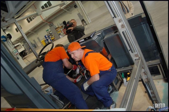 Ministru prezidents klātbūtne dara brīnumus! Strādnieki vairs nerunā pa telefonu un strādā. 