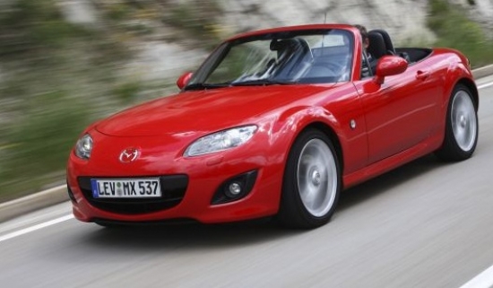 -Mazda MX-5. Kulta statuss ir arī Mazda MX-5 rodsteram. Jau 20 gadus automobilis saviem pircējiem dāvā izcilu braukšanas prieku par pieņemamu cenu. 50 litru tvertnei vajag 76,95 eiro.