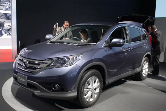 Jaunās paaudzes Honda CR-V nākamā gada rudenī būs nopērkama arī Eiropā. 2012.gada modelis vairs nav tik apaļš, tādēļ izskatās vīrišķīgāk un nopietnāk. Motoru izvēlē – 2,4 litru četrcilindru agregāts, kas agrāko 182 ZS vietā tagad attīsta 188, toties kļuvis pieticīgāks attiecībā uz benzīna patēriņu.