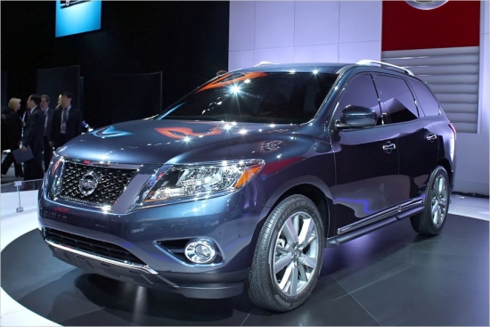Nissan Pathfinder. Uz Motoru pilsētu atvests jaunās paaudzes pirmssērijas modelis. Veidojot jauno modeli, ražotājs uzsvaru licis uz aerodinamiku un motoru degvielas patēriņa samazināšanu. ASV tirgū jaunais Pathfinder nonāks jau šā gada rudeni.