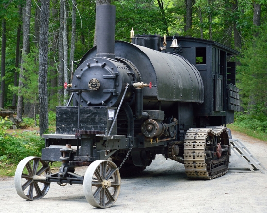 Mašīnas autors bija Elvins Orlando Lombards - uzņēmējs un inženieris no Merilendas štata. No 1901. līdz 1917.gadam viņa kompānija izlaida 83 tvaika puskāpurķēžu traktorus-vilcējus ar 10-30 tonnu masu, ko izmantoja kā bezsliežu lokomotīves būvlaukumos un mežizstrādē. 